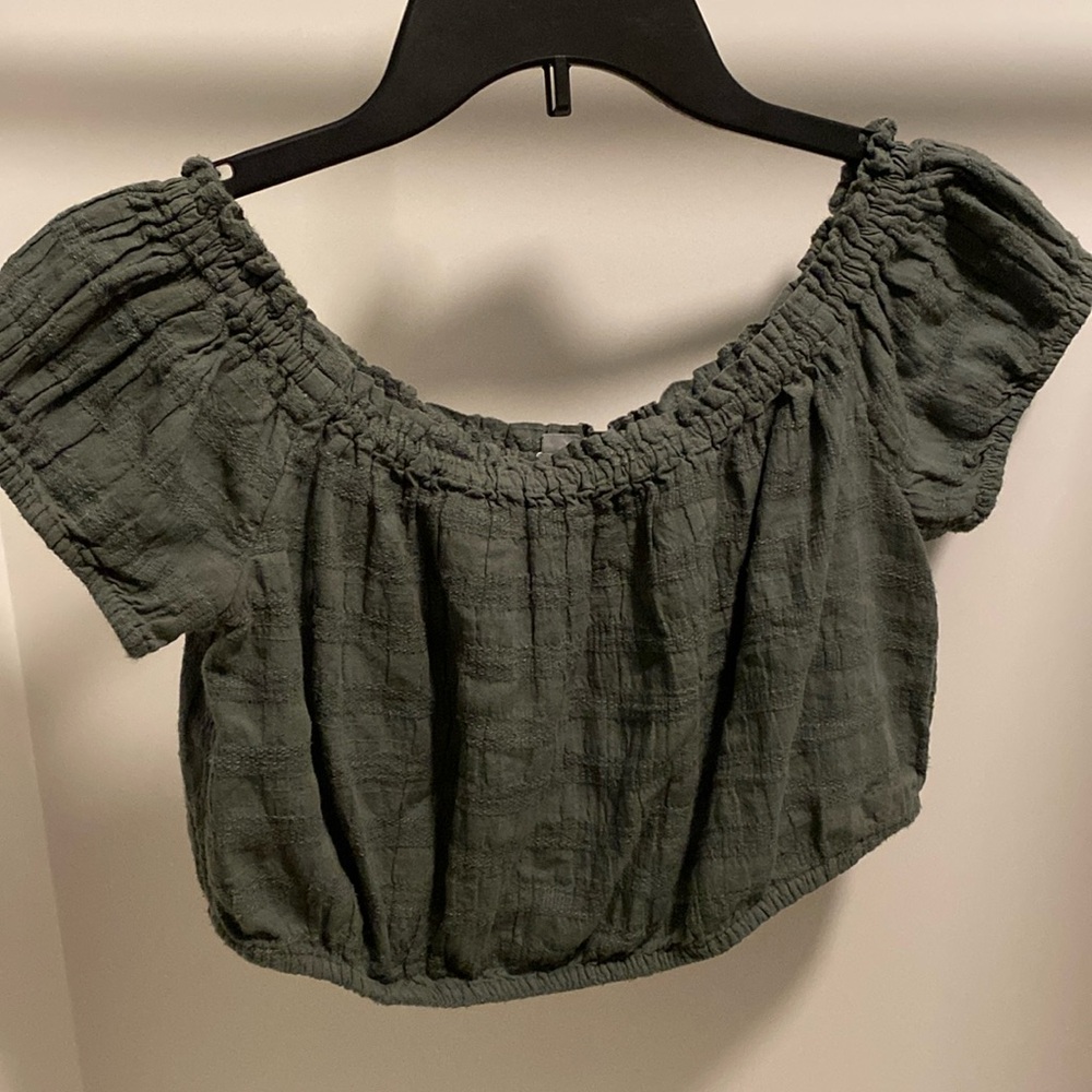 Green, small aerie top. Cropped with short sleeves.